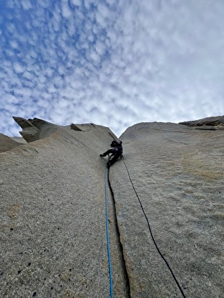 La Mascara, Torri di Paine, Patagonia, Sebastian Pelletti, Hernan Rodriguez - L'apertura di 'Alborada' sulla parete ovest di La Mascara, Torri del Paine, Patagonia (Sebastian Pelletti, Hernan Rodriguez 28-29/12/2024)