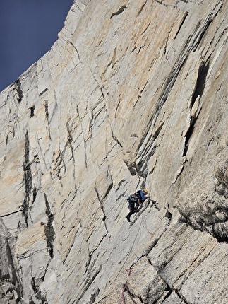  Aguja Val Biois, Patagonia, Alessandro Baù, Matteo Della Bordella, Mirco Grasso - L'apertura della via '¿Quién sigue?' sulla parete est di Aguja Val Biois, massiccio del Fitz Roy, Patagonia (Alessandro Baù, Matteo Della Bordella, Mirco Grasso 9-10/01/2025)