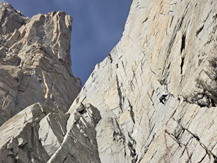 Aguja Val Biois, Patagonia, Alessandro Baù, Matteo Della Bordella, Mirco Grasso - L'apertura della via '¿Quién sigue?' sulla parete est di Aguja Val Biois, massiccio del Fitz Roy, Patagonia (Alessandro Baù, Matteo Della Bordella, Mirco Grasso 9-10/01/2025)