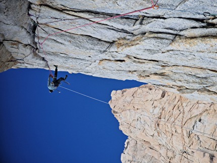 Aguja Val Biois, Patagonia, Alessandro Baù, Matteo Della Bordella, Mirco Grasso - L'apertura della via '¿Quién sigue?' sulla parete est di Aguja Val Biois, massiccio del Fitz Roy, Patagonia (Alessandro Baù, Matteo Della Bordella, Mirco Grasso 9-10/01/2025)