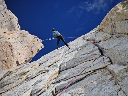 Aguja Val Biois, Patagonia, Alessandro Baù, Matteo Della Bordella, Mirco Grasso - L'apertura della via '¿Quién sigue?' sulla parete est di Aguja Val Biois, massiccio del Fitz Roy, Patagonia (Alessandro Baù, Matteo Della Bordella, Mirco Grasso 9-10/01/2025)