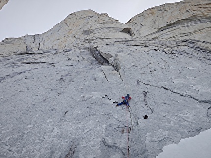 Aguja Val Biois, Patagonia, Alessandro Baù, Matteo Della Bordella, Mirco Grasso - L'apertura della via '¿Quién sigue?' sulla parete est di Aguja Val Biois, massiccio del Fitz Roy, Patagonia (Alessandro Baù, Matteo Della Bordella, Mirco Grasso 9-10/01/2025)