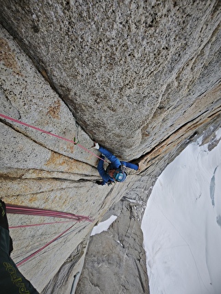 Aguja Val Biois, Patagonia, Alessandro Baù, Matteo Della Bordella, Mirco Grasso - L'apertura della via '¿Quién sigue?' sulla parete est di Aguja Val Biois, massiccio del Fitz Roy, Patagonia (Alessandro Baù, Matteo Della Bordella, Mirco Grasso 9-10/01/2025)