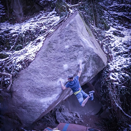 Elias Iagnemma - Elias Iagnemma libera il boulder 'The Big Slamm' (9A) a Tintorale in Abruzzo 