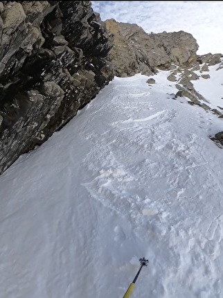 Paul Bonhomme, Tête d’Eslucis, Ecrins - Paul Bonhomme making the first ski descent of ‘De l’autre coté du ciel’ down the North Face of Tête d’Eslucis (2764m) in the Écrins massif in France (16/01/2025)