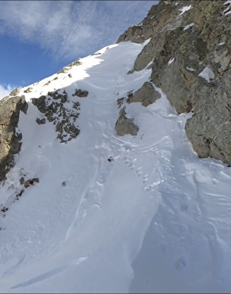 Paul Bonhomme, Tête d’Eslucis, Ecrins - Paul Bonhomme making the first ski descent of ‘De l’autre coté du ciel’ down the North Face of Tête d’Eslucis (2764m) in the Écrins massif in France (16/01/2025)