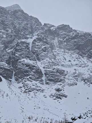 Laasertal, Vinschgau, Val Venosta, Simon Messner, Philipp Prünster - The first ascent of '4Matic' in Laasertal in Vinschgau / Val Venosta (Simon Messner, Philipp Prünster 19/01/2025)