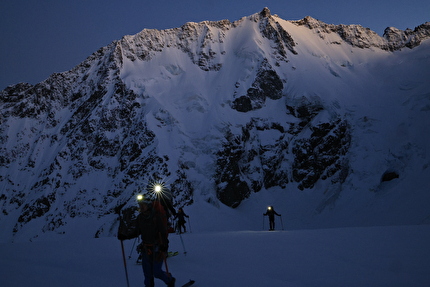 Mt Hamilton New Zealand, Clémence Cadario, Joe Collinson, George Millets, Jordan Raymon, Romain Sacchettini - Making the first ski descent of the East face of Mt Hamilton in New Zealand (Clémence Cadario, Joe Collinson, George Millets, Jordan Raymon, Romain Sacchettini 06/11/2024)