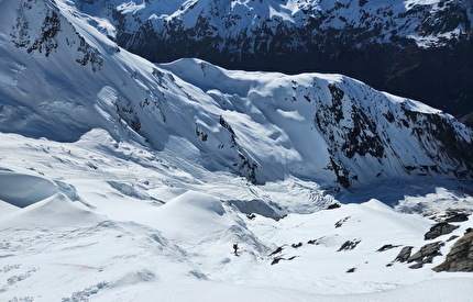 Mt Hamilton New Zealand, Clémence Cadario, Joe Collinson, George Millets, Jordan Raymon, Romain Sacchettini - Making the first ski descent of the East face of Mt Hamilton in New Zealand (Clémence Cadario, Joe Collinson, George Millets, Jordan Raymon, Romain Sacchettini 06/11/2024)