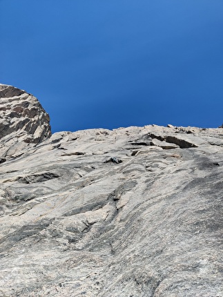 Fox Jaw Cirque, Groenlandia, Daniele Bonzi, Francesco Fumagalli, Thomas Triboli - L'apertura di 'No Me Moleste Mosquito' sulla Cavity Ridge, Fox Jaw Cirque, Groenlandia (Daniele Bonzi, Francesco Fumagalli, Thomas Triboli 13/08/2024)