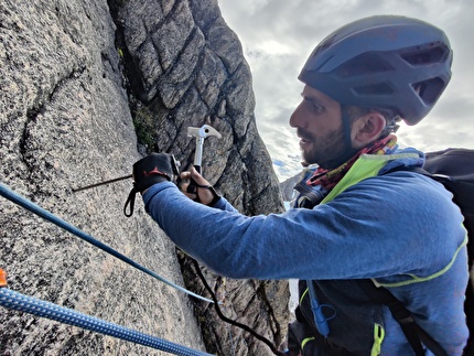 Cavity Ridge, Fox Jaw Cirque, Groenlandia, Daniele Bonzi, Francesco Fumagalli, Thomas Triboli - Durante l'apertura di 'No Me Moleste Mosquito' sulla Cavity Ridge, Fox Jaw Cirque, Groenlandia (Daniele Bonzi, Francesco Fumagalli, Thomas Triboli 13/08/2024)