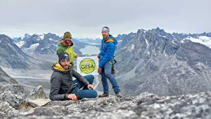 Fox Jaw Cirque, Groenlandia, Daniele Bonzi, Francesco Fumagalli, Thomas Triboli - Daniele Bonzi (sdraiato), Francesco Fumagalli e Thomas Triboli durante la traversata 'Trident VI Orobica' di Baby Molar, Molar e Incisor, Fox Jaw Cirque, Groenlandia (07-09/08/2024)