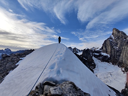 Fox Jaw Cirque, Groenlandia, Daniele Bonzi, Francesco Fumagalli, Thomas Triboli - Durante la traversata 'Trident VI Orobica' di Baby Molar, Molar e Incisor, Fox Jaw Cirque, Groenlandia (Daniele Bonzi, Francesco Fumagalli, Thomas Triboli 07-09/08/2024)