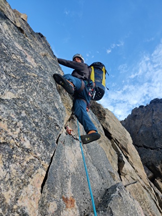 Fox Jaw Cirque, Groenlandia, Daniele Bonzi, Francesco Fumagalli, Thomas Triboli - Durante la traversata 'Trident VI Orobica' di Baby Molar, Molar e Incisor, Fox Jaw Cirque, Groenlandia (Daniele Bonzi, Francesco Fumagalli, Thomas Triboli 07-09/08/2024)