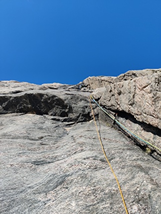 Cavity Ridge, Fox Jaw Cirque, Groenlandia, Daniele Bonzi, Francesco Fumagalli, Thomas Triboli - Durante l'apertura di 'No Me Moleste Mosquito' sulla Cavity Ridge, Fox Jaw Cirque, Groenlandia (Daniele Bonzi, Francesco Fumagalli, Thomas Triboli 13/08/2024)