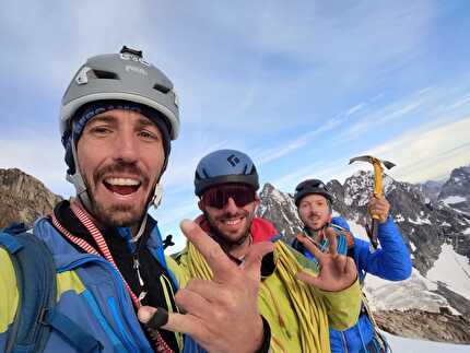 Fox Jaw Cirque, Groenlandia, Daniele Bonzi, Francesco Fumagalli, Thomas Triboli - Durante la traversata 'Trident VI Orobica' di Baby Molar, Molar e Incisor, Fox Jaw Cirque, Groenlandia (Daniele Bonzi, Francesco Fumagalli, Thomas Triboli 07-09/08/2024)