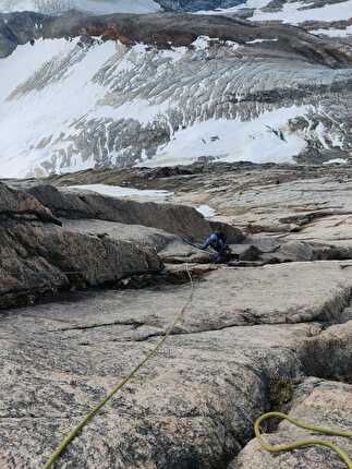 Fox Jaw Cirque, Groenlandia, Daniele Bonzi, Francesco Fumagalli, Thomas Triboli - Durante l'apertura di 'No Me Moleste Mosquito' sulla Cavity Ridge, Fox Jaw Cirque, Groenlandia (Daniele Bonzi, Francesco Fumagalli, Thomas Triboli 13/08/2024)