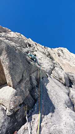 Fox Jaw Cirque, Groenlandia, Daniele Bonzi, Francesco Fumagalli, Thomas Triboli - Durante l'apertura di 'No Me Moleste Mosquito' sulla Cavity Ridge, Fox Jaw Cirque, Groenlandia (Daniele Bonzi, Francesco Fumagalli, Thomas Triboli 13/08/2024)