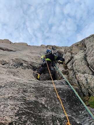 Fox Jaw Cirque, Groenlandia, Daniele Bonzi, Francesco Fumagalli, Thomas Triboli - Durante l'apertura di 'No Me Moleste Mosquito' sulla Cavity Ridge, Fox Jaw Cirque, Groenlandia (Daniele Bonzi, Francesco Fumagalli, Thomas Triboli 13/08/2024)