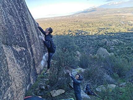 Adam Ondra flashes 'El Elegido', 8B+ boulder at La Pedriza