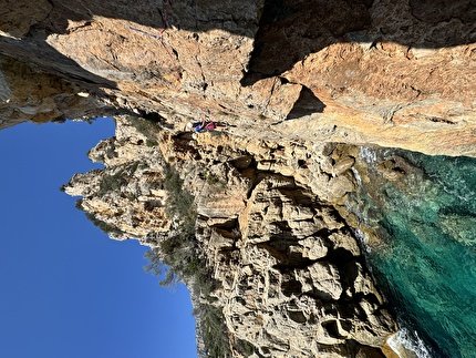 Pedra Longa, Sardegna, Il richiamo del mare, Pino Calandrella, Ginevra Calandrella - Ginevra Calandrella sul primo tiro del traverso di 'Il richiamo del mare', Pedra Longa, Sardegna