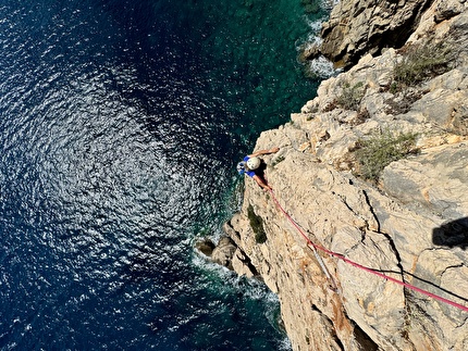 Pedra Longa, Sardegna, Il richiamo del mare, Pino Calandrella, Ginevra Calandrella - Ginevra Calandrella sul sesto tiro di 'Il richiamo del mare', Pedra Longa, Sardegna