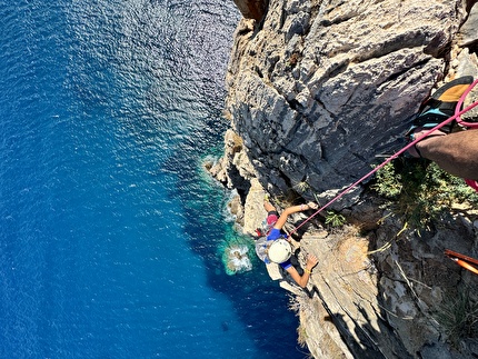 Pedra Longa, Sardegna, Il richiamo del mare, Pino Calandrella, Ginevra Calandrella - Ginevra Calandrella sul settimo tiro di 'Il richiamo del mare', Pedra Longa, Sardegna