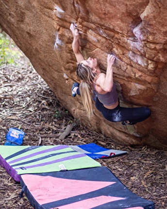 Shauna Coxsey climbs 'Mito Sit' (8B+) in Sintra, Portugal