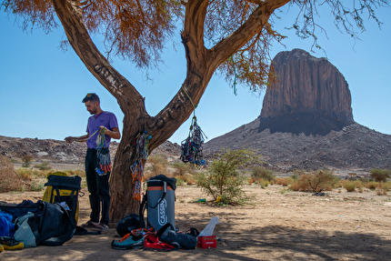 Hoggar Algeria, Richard Felderer, Federico Martinelli, Luca Vallata - Arrampicata nell'Hoggar, Algeria: Il primo campo, Federico Martinelli alla base dell'Ihaghen