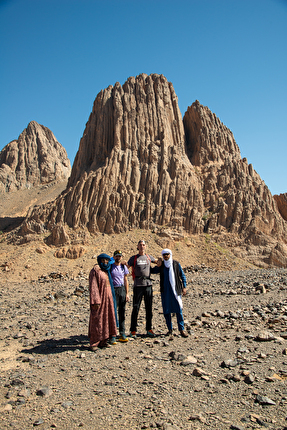 Hoggar Algeria, Richard Felderer, Federico Martinelli, Luca Vallata - Abdoullah, Federico Martinelli, Richard Felderer e Ayoub con alle spalle il Tizouyag sud, Hoggar, Algeria