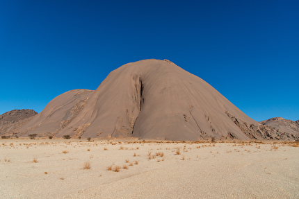 Hoggar Algeria, Richard Felderer, Federico Martinelli, Luca Vallata - L'impressionante mole del Dôme de l'Éléphant, Tesnou Hoggar, Algeria