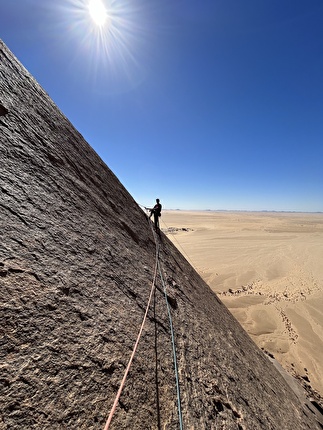 Hoggar Algeria, Richard Felderer, Federico Martinelli, Luca Vallata - Richard Felderer durante l'apertura di 'Les Hommes Bleus' su Dôme de l'Éléphant, Tesnou, Hoggar, Algeria (Richard Felderer, Federico Martinelli, Luca Vallata 11/2023)