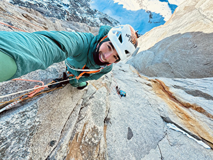 Benjamin Védrines in solitaria invernale di BASE sul Petit Dru