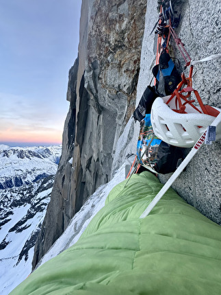 Benjamin Védrines Les Drus - Benjamin Védrine solitaria invernale di 'BASE' sul Petit Dru (17-21/02/2025)