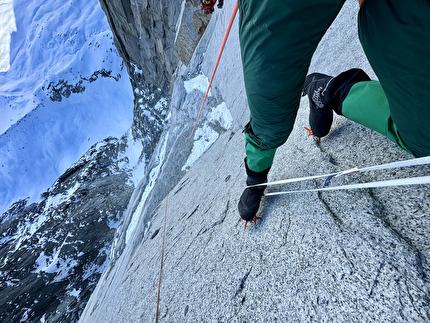 Benjamin Védrines Les Drus - Benjamin Védrine solitaria invernale di 'BASE' sul Petit Dru (17-21/02/2025)