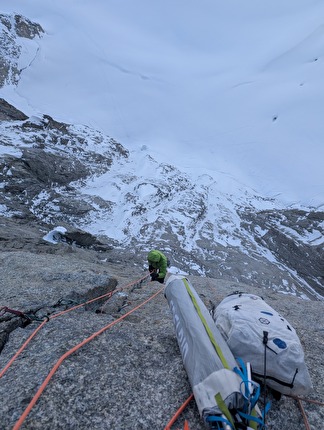 Les Barbares, Pré de Bar, Mont Blanc, Léo Billon, Enzo Oddo - The first ascent of 'Les Barbares 3' on Pré de Bar, Mont Blanc massif (Léo Billon, Enzo Oddo 18-20/02/2025)