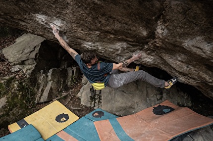 Elias Iagnemma sends 'Ephyra' (8C+) at Chironico