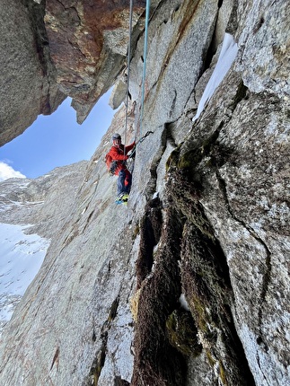 Sagwand, Valsertal, Austria, Simon Gietl, Martin Sieberer - Ripetizione invernale di 'Schiefer Riss' alla Sagwand, Valsertal, Austria (Simon Gietl, Martin Sieberer 23-24/02/2025)