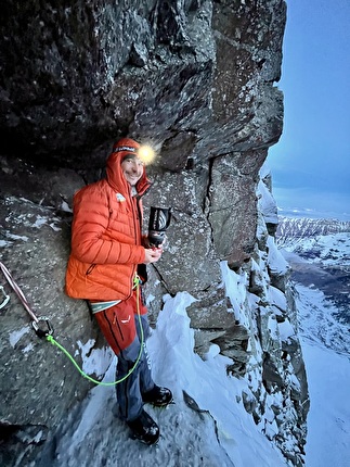 Sagwand, Valsertal, Austria, Simon Gietl, Martin Sieberer - Ripetizione invernale di 'Schiefer Riss' alla Sagwand, Valsertal, Austria (Simon Gietl, Martin Sieberer 23-24/02/2025)