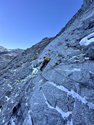 Sagwand, Valsertal, Austria, Simon Gietl, Martin Sieberer - Ripetizione invernale di 'Schiefer Riss' alla Sagwand, Valsertal, Austria (Simon Gietl, Martin Sieberer 23-24/02/2025)