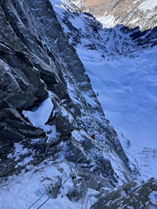 Sagwand, Valsertal, Austria, Simon Gietl, Martin Sieberer - Ripetizione invernale di 'Schiefer Riss' alla Sagwand, Valsertal, Austria (Simon Gietl, Martin Sieberer 23-24/02/2025)