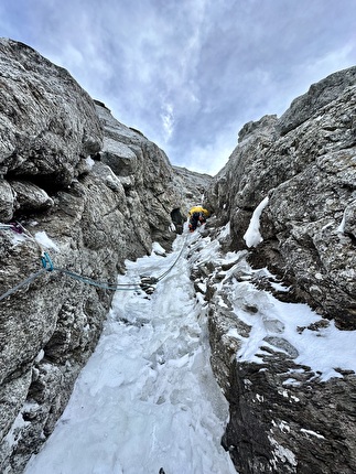 Sagwand, Valsertal, Austria, Simon Gietl, Martin Sieberer - Ripetizione invernale di 'Schiefer Riss' alla Sagwand, Valsertal, Austria (Simon Gietl, Martin Sieberer 23-24/02/2025)