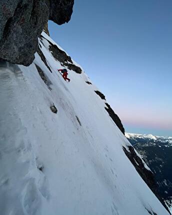 Sloan Peak, USA, Justin Sackett, Michael Telstad - Justin Sackett e Michael Telstad durante la prima salita di 'Borrowed Time' (WI5 M7 1,900ft) sulla parete ovest di Sloan Peak, USA (19/01/2025)