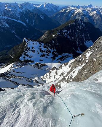 Sloan Peak, USA, Justin Sackett, Michael Telstad - Justin Sackett e Michael Telstad durante la prima salita di 'Borrowed Time' (WI5 M7 1,900ft) sulla parete ovest di Sloan Peak, USA (19/01/2025)