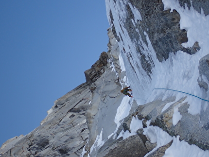 Cima Busazza, Presanella, Emanuele Andreozzi, Andrea Gremes - Andrea Gremes establishing pitch 4 of 'Via Teti' on the north face of Cima Busazza (Emanuele Andreozzi, Andrea Gremes 04/03/2025)