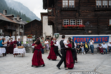 Va' Sentiero, Sentiero Italia, Sara Furlanetto - Va' Sentiero: Formazza - Balli popolari durante il Pomattertag, la festa di paese di Formazza