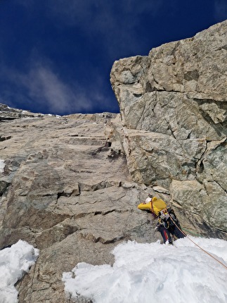 Bianco Invisibile, Aiguille Blanche de Peuterey, Monte Bianco, François Cazzanelli, Giuseppe Vidoni - L'apertura di 'Bianco Invisibile' alla Brèche dell’Aiguille Blanche de Peuterey, massiccio del Monte Bianco (François Cazzanelli, Giuseppe Vidoni 07/03/2025)