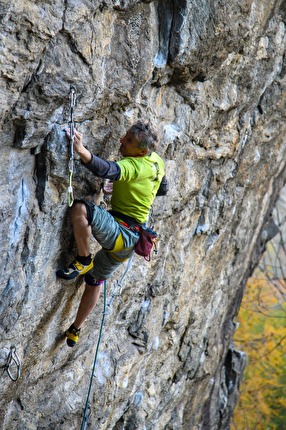 Pietro Bassotto - Pietro Bassotto libera 'Mata Leao' (8c+) nella falesia La terrazza di Novalesa in Val Cenischia in Val di Susa, Piemonte.