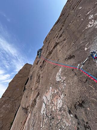 CAI Eagle Team Oman 2025 - L'apertura di 'Drips of Joy' alla Said Wall in Oman (Marco Ghisio, Matteo Monfrini, Riccardo Volpiano 2025)