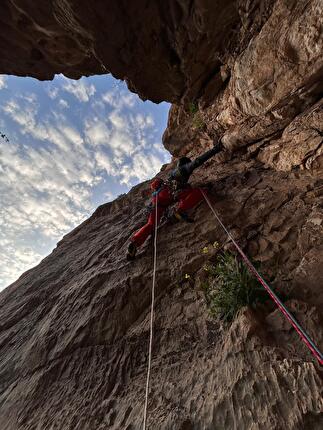 CAI Eagle Team Oman 2025 - L'apertura di 'Drips of Joy' alla Said Wall in Oman (Marco Ghisio, Matteo Monfrini, Riccardo Volpiano 2025)